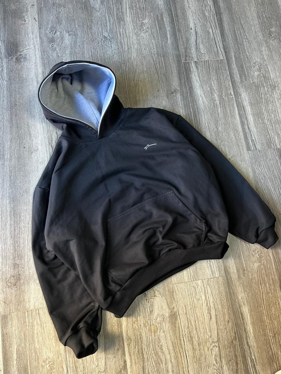 Sudadera con capucha ZYRO'S CLUB — Perspectiva refinada